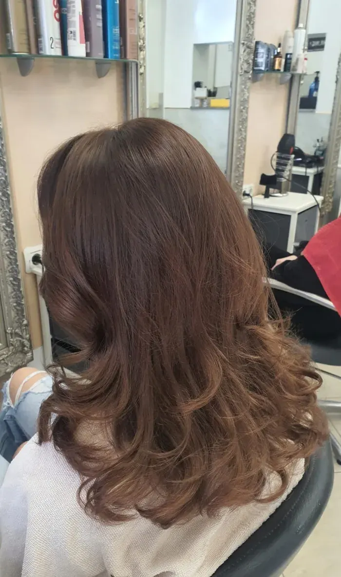 Frizura feniranjem u blowout stilu s volumenom
