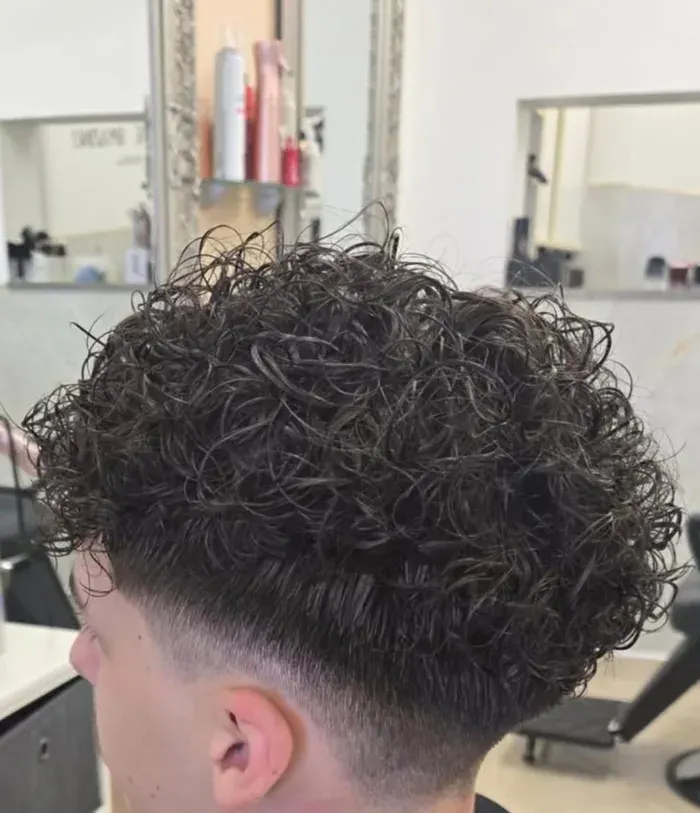 Muško fade šišanje s minimalnim prijelazom